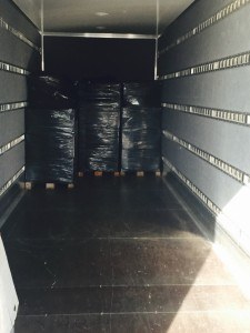 Flytning pakket på paller og i sort film og tæpper. Paller sat på specialt bygget lastbil fra Flyttefirma Sjælland